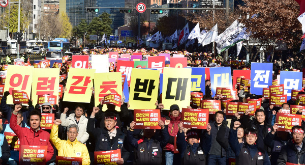 지난 4일 노사협성 결렬로 철도노조는 총파업 출정식을 진행했다. 사진은 5일 서울역 12번 출구 부근에서 열린 전국철도노동조합 서울지방본부 총파업 출정식에서 참가자들이 구호를 외치고 있는 모습./사진=임한별 기자