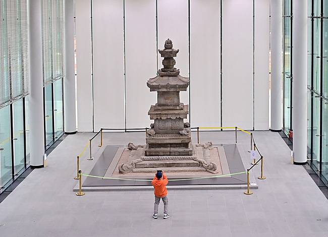 강원 원주 부론면의 법천사지 유적전시관 안에 세워진 지광국사탑. 창으로 환한 볕이 쏟아져 들어오는 자리에 113년 만에 고향으로 돌아온 탑이 서 있다.