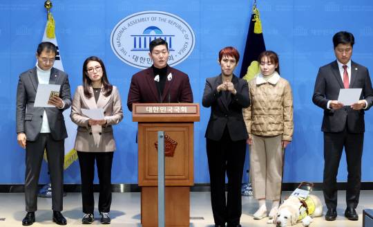 김재섭 국민의힘 의원을 비롯한 소장파 의원들이 5일 오후 국회 소통관에서 ‘윤석열 대통령 임기단축 개헌 제안’ 기자회견을 하고 있다. 왼쪽부터 김상욱·김소희 의원, 김 의원, 수어통역사, 김예지·우재준 의원. 뉴시스