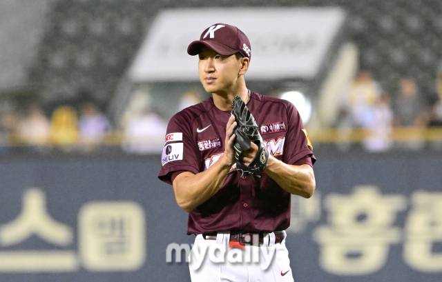 2024년 9월 11일 서울 잠실구장에서 '2024 신한 SOL Bank KBO리그, 키움 히어로즈와 LG 트윈스의 경기가 열렸다. 키움 주승우가 9-5로 승리한 뒤 기뻐하고 있다./마이데일리