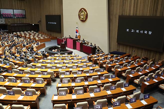 5일 새벽 국회 본회의에서 윤석열 대통령에 대한 탄핵소추안이 보고되고 있다. 국민의힘 의원을 제외한 야6당 의원 190명 전원과 무소속 김종민 의원이 서명한 탄핵소추안은 이날 본회의에 보고된 뒤 24시간 이후 72시간 이내에 표결하게 된다.  [연합]