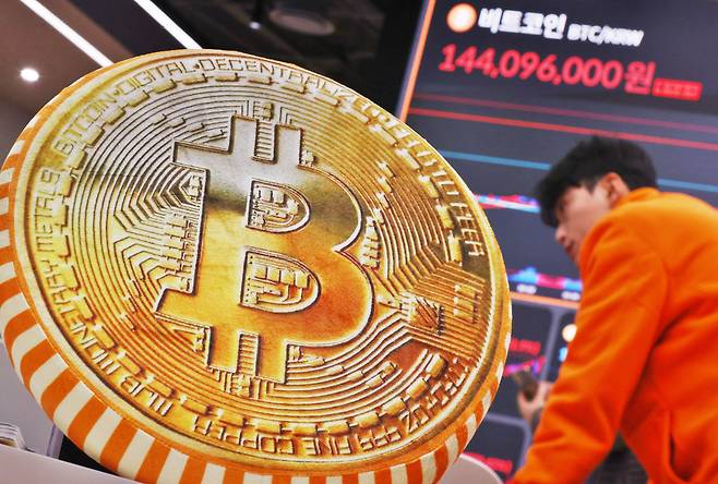비트코인 가격이 사상 최초로 10만 달러 선을 돌파한 5일 오후 서울 서초구 빗썸라운지 강남점에 비트코인 가격이 표시돼 있다. 블룸버그통신에 따르면 비트코인 가격은 한국시간 이날 오전 11시 38분께 10만 달러를 찍었고, 정오 기준 상승 폭을 높여 10만1천553달러에서 거래되고 있다.  [연합]