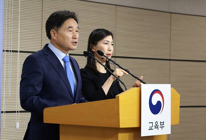 오승걸 한국교육과정평가원장(왼쪽)이 5일 정부세종청사에서 2025학년도 대학수학능력시험 채점 결과를 발표하고 있다. [교육부 제공]