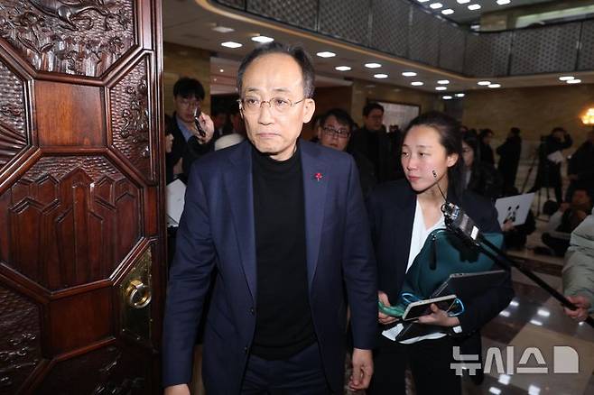 [서울=뉴시스] 조성봉 기자 = 추경호 국민의힘 원내대표가 4일 오후 서울 여의도 국회에서 열린 비상 의원총회에 참석하고 있다. 2024.12.04. suncho21@newsis.com