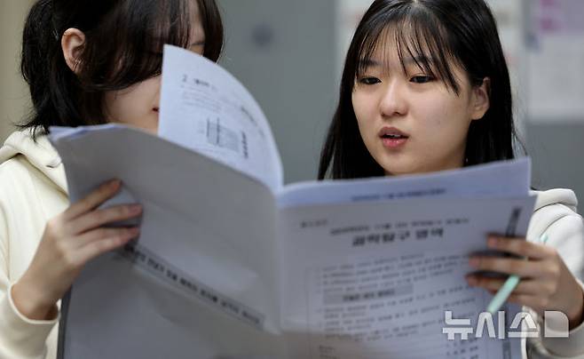 [대구=뉴시스] 이무열 기자 = 15일 대구 수성구 정화여자고등학교 3학년 교실에서 수험생들이 전날 치른 2025학년도 대학수학능력시험 가채점을 하고 있다. 2024.11.15. lmy@newsis.com