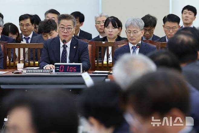 [서울=뉴시스] 권창회 기자 = 김용빈 중앙선거관리위원회 사무총장이 10일 오전 서울 여의도 국회에서 열린 행정안전위원회 국정감사에서 의원질의에 답하고 있다.  2024.10.10. kch0523@newsis.com