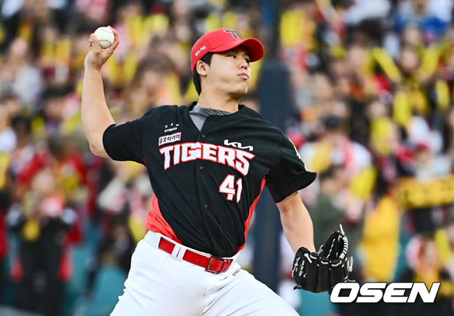 [OSEN=대구, 이석우 기자] 25일 대구 삼성라이온즈파크에서 2024 신한 SOL뱅크 KBO 포스트시즌 한국시리즈 삼성 라이온즈와 KIA 타이거즈의 3차전 경기가 열렸다.홈팀 삼성은 대니 레예스, 방문팀 KIA는 에릭 라우어를 선발 투수로 내세웠다.KIA 타이거즈 황동하가 역투하고 있다. 2024.10.25 / foto0307@osen.co.kr