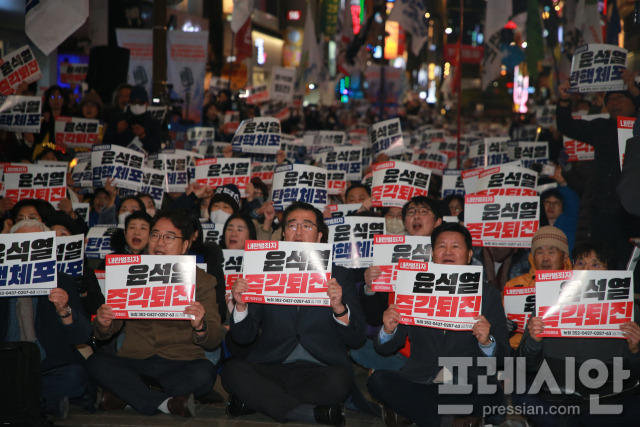 ▲ 4일 오후 부산 부산진구 서면 쥬디스태화 일대에서 시민들이 윤석열 대통령 퇴진을 촉구하는 집회를 하고있다. ⓒ프레시안(홍민지)