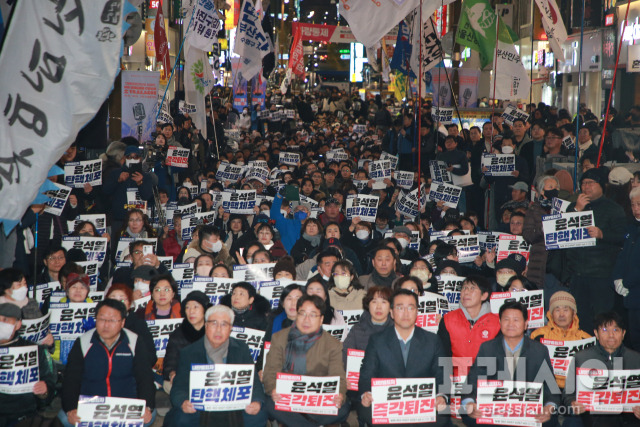 ▲ 4일 오후 부산 부산진구 서면 쥬디스태화 일대에서 시민들이 윤석열 대통령 퇴진을 촉구하는 집회를 하고있다. ⓒ프레시안(홍민지)