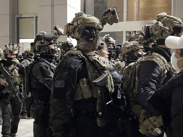 ▲윤석열 대통령이 비상계엄을 선포한 가운데 4일 새벽 서울 여의도 국회의사당에 무장한 계엄군이 진입을 시도하고 있다. ⓒ연합뉴스