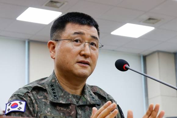 12·3 비상계엄 당시 계엄사령관을 맡았던 박안수 육군참모총장이 5일 오전 서울 여의도 국회에서 열린 국방위원회 전체 회의에 출석해 의원 질의에 답하고 있다. 2024.12.5 뉴스1