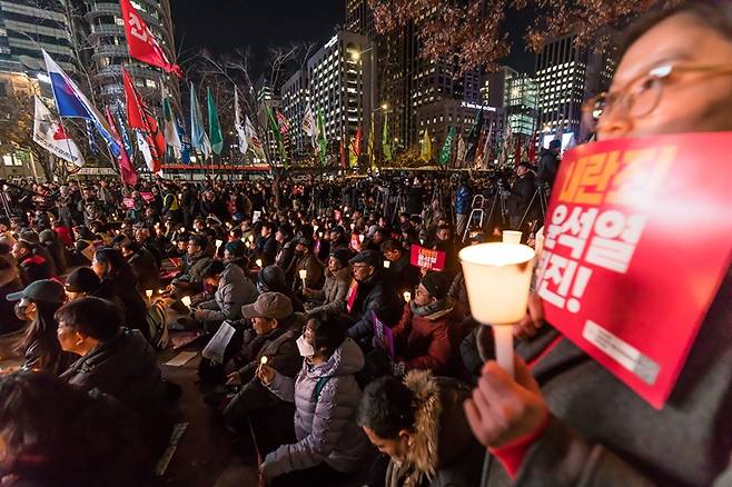 12월4일 오후 시민사회단체 관계자들이 서울 종로구 동화면세점 앞에서 윤석열 대통령의 퇴진을 촉구하는 촛불집회를 하고 있다. ⓒ시사저널 최준필