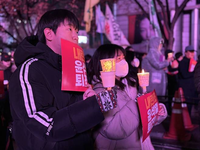 12월5일 서울 광화문역 인근에서 열린 '윤석열 퇴진 시민대회'에 참여한 시민들의 모습. 앳된 얼굴의 젊은층이 상당수 집회에 참여했다. ⓒ시사저널 정윤경