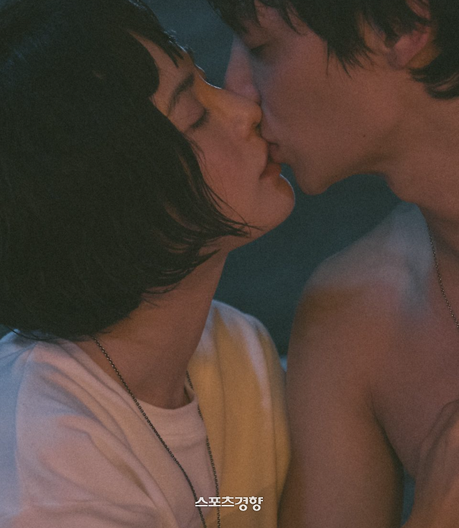 뮤직비디오에 동반 출연해 커플 연기를 펼친 나나와 채종석의 모습. 인스타그램 캡처