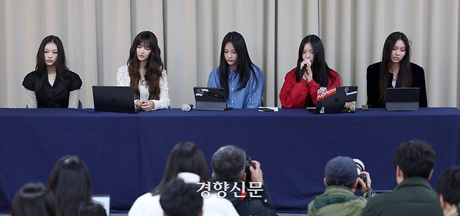 그룹 뉴진스가 지난달 28일 오후 긴급 기자회견을 열고 어도어와의 계약해지를 선언했다.경향 DB