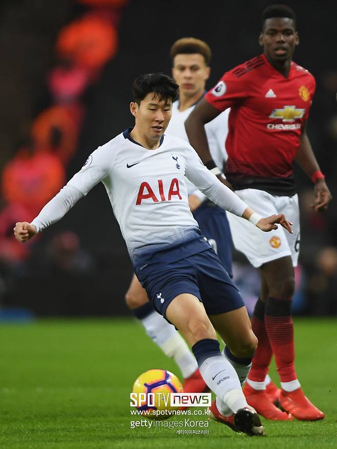 ▲ 영국 매체 ‘익스프레스’는 “맨체스터 유나이티드가 손흥민 영입을 논의하고 있다. 자유계약으로 토트넘을 떠날 가능성이 있다. 맨체스터 유나이티드는 재정적인 제한 속에서도 내년 여름 이적 시장에서 손흥민을 합리적인 이적 옵션으로 검토 중”이라고 보도했다. 손흥민의 계약은 2025년 여름 만료된다. 그러나 토트넘은 새로운 계약을 제시하기보다는 기존 계약에 포함된 1년 연장 옵션을 발동할 계획으로 보인다. ‘익스프레스’에 따르면 손흥민은 토트넘의 결정에 실망감을 표한 것으로 전해졌다. 그의 나이와 커리어를 고려할 때, 마지막 추가 재계약을 원하는 손흥민에게 만족스럽지 못한 조건으로 받아들여진 것으로 보인다