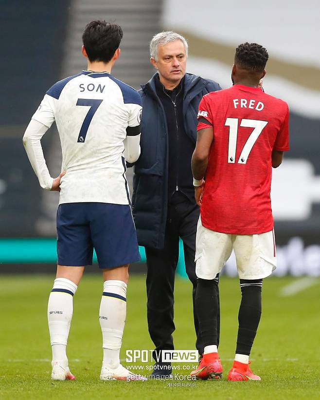 ▲ 영국 매체 ‘익스프레스’는 “맨체스터 유나이티드가 손흥민 영입을 논의하고 있다. 자유계약으로 토트넘을 떠날 가능성이 있다. 맨체스터 유나이티드는 재정적인 제한 속에서도 내년 여름 이적 시장에서 손흥민을 합리적인 이적 옵션으로 검토 중”이라고 보도했다. 손흥민의 계약은 2025년 여름 만료된다. 그러나 토트넘은 새로운 계약을 제시하기보다는 기존 계약에 포함된 1년 연장 옵션을 발동할 계획으로 보인다. ‘익스프레스’에 따르면 손흥민은 토트넘의 결정에 실망감을 표한 것으로 전해졌다. 그의 나이와 커리어를 고려할 때, 마지막 추가 재계약을 원하는 손흥민에게 만족스럽지 못한 조건으로 받아들여진 것으로 보인다