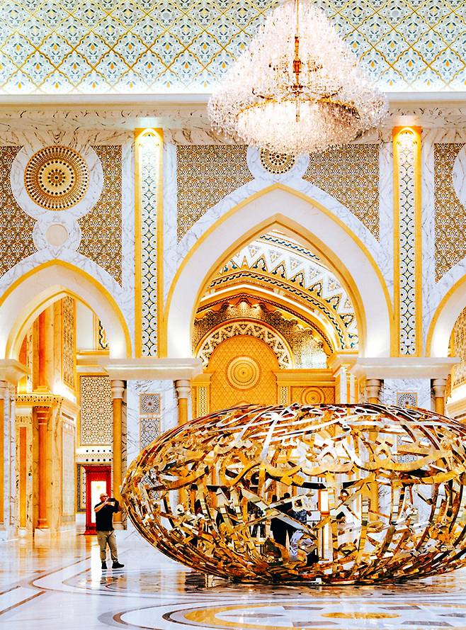 황금 둥지처럼 생긴 인기 포토존. UAE 초대 대통령의 어록이 캘리그라피로 형상화돼 있다