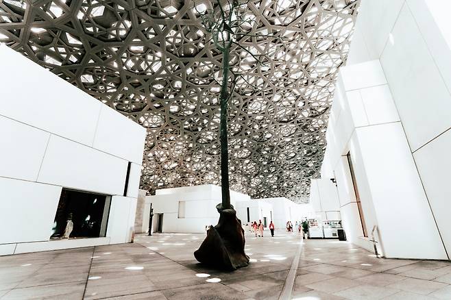 '빛의 장인'이라 불리는 건축가 장 누벨이 설계한 루브르 아부다비의 돔형 지붕. 구멍 사이로 빛이 소나기처럼 쏟아진다