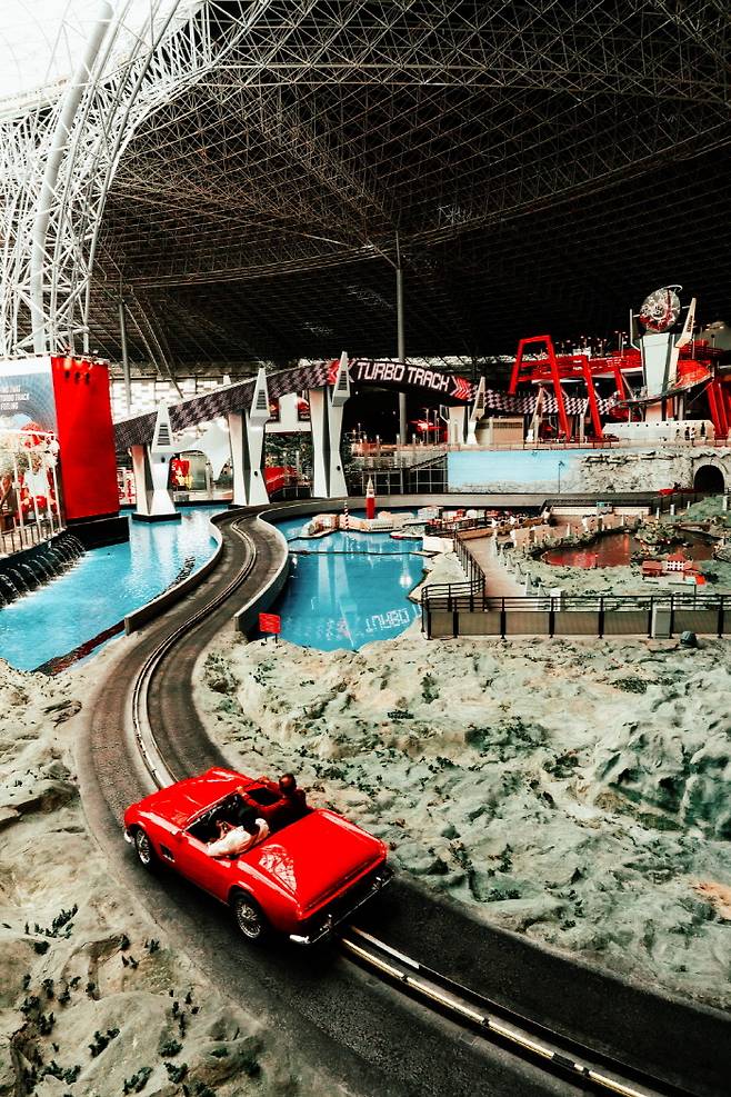 &nbsp;페라리의 본고장인 이탈리아가 축소판으로 꾸며진 공간. 1958년경의 소형 페라리 250 캘리포니아를 타고 여유롭게 드라이브를 즐기는 방문객들