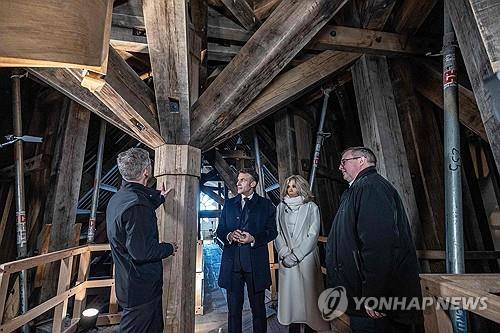 지난달 29일 노트르담 대성당 내부를 방문한 마크롱 대통령 부부 [AFP 연합뉴스 자료사진. 재판매 및 DB 금지]