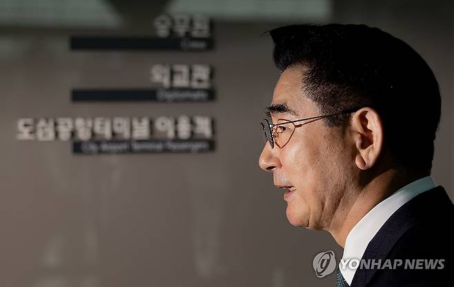 김용현 국방부 장관, 한·미안보협의회의 참석차 출국 (영종도=연합뉴스) 김도훈 기자 = 김용현 국방부 장관이 29일 오전 제56차 한·미안보협의회의(SCM) 참석을 위해 인천국제공항 제2터미널을 통해 출국하고 있다.
    김 장관은 SCM 및 제6차 한·미 외교·국방(2+2) 장관회의를 통해 북한의 러시아 파병 대응 방안 등에 대해 논의할 예정이다. 2024.10.29 superdoo82@yna.co.kr