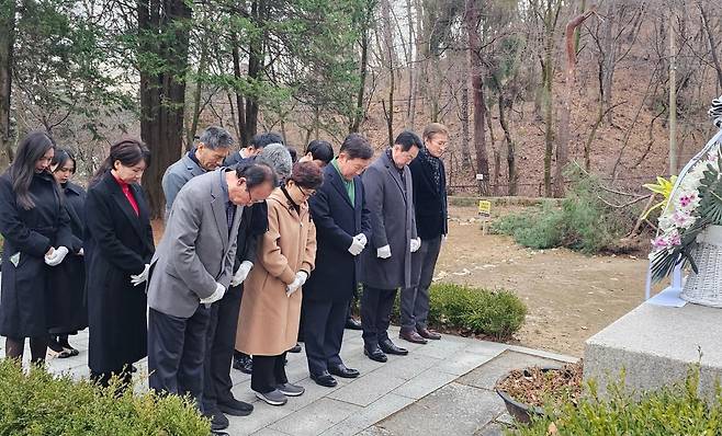 이준 열사 묘역에 참배하는 월드옥타 임직원  (서울=연합뉴스) 강성철 기자 = 세계한인무역협회(월드옥타)의 박종범 회장을 비롯한 임직원과 일성이준열사기념사업회 임원은 5일 서울 강북구 수유동 소재 이준 열사 묘역을 찾아 참배했다. 2024.12.5 wakaru@yna.co.kr
