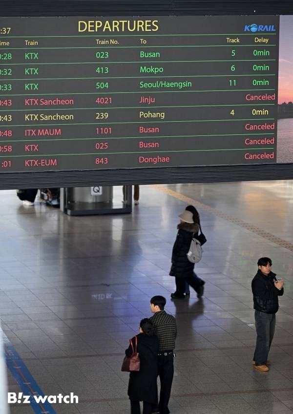 전국철도노동조합의 총파업이 이틀째 이어지면서, 열차 운행이 감소해 이용객들에게 불편을 주고 있다./사진=이명근 기자 qwe123@