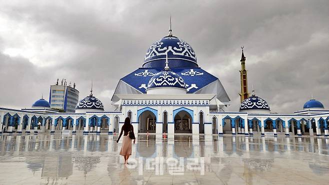 바탐의 랜드마크이자 이슬람 사원인 라자 하마다 대사원. 바탐 도심 곳곳에 자리한 이슬람 사원 중 가장 대표적인 곳이다.