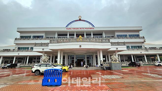 바탐 시내권 관광지로 손꼽히는 중국식 불교사원 ‘마하 비하라 두타 마이트레야 수도원’. 목재건축이 대부분인 한국의 사찰과는 많이 다른 콘크리트 건물이다. 본당에 석가모니와 아미타불, 약사불이 모셔져 있고, 중정 사이로 좌우레 두 개의 불당이 있다. 한쪽에는 관운장, 다른 쪽에는 약사여래불이 모셔져 있다.