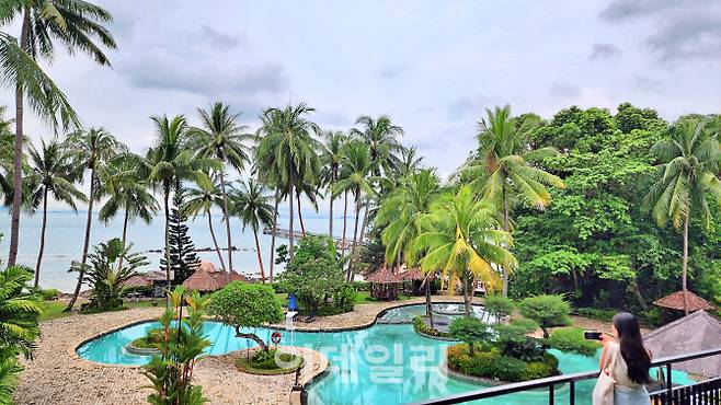 작은 발리로 불리는 ‘투리비치 리조트’ 전경. 해변 바로 앞 작은 섬은 힌두사원 모양의 카페로 꾸몄다. 카페에서 바다로 길게 뻗은 선창이 또 사진 포인트다. 바다 건너 약 15㎞ 떨어진 싱가포르가 신기루처럼 아른거린다.