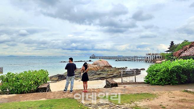 작은 발리로 불리는 ‘투리비치 리조트’ 전경. 해변 바로 앞 작은 섬은 힌두사원 모양의 카페로 꾸몄다. 카페에서 바다로 길게 뻗은 선창이 또 사진 포인트다. 바다 건너 약 15㎞ 떨어진 싱가포르가 신기루처럼 아른거린다.