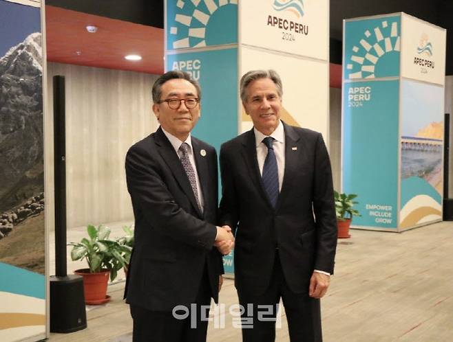 조태열 외교부 장관이 지난달 아시아태평양경제협력체(APEC) 각료회의를 계기로 페루 리마에서 토니 블링컨 미국 국무장관과 한미 외교장관회담을 개최해 기념촬영을 하고 있다. [연합뉴스 제공]