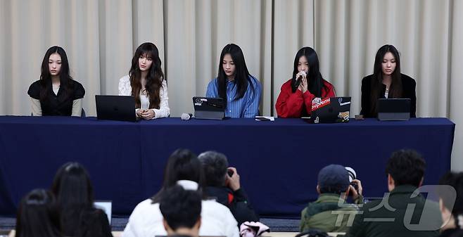 그룹 뉴진스가 11월 28일 서울 강남구 스페이스쉐어 삼성역센터에서 어도어와의 전속계약 해지 관련 긴급 기자회견을 하고 있다. 왼쪽부터 해린, 다니엘, 하니, 민지, 혜인. (공동취재) 2024.11.28/뉴스1