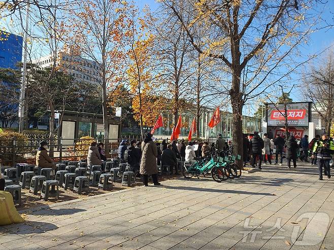 6일 오후 2시30분쯤 서울 영등포구 국회의사당역 2번 출구 인근 신자유연대 '탄핵저지' 집회 현장 2024.12.6