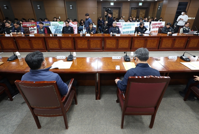 서울지하철 1~8호선을 운영하는 서울교통공사 노사가 총파업을 하루 앞두고 막판 협상에 나선 5일 서울 성동구 서울교통공사 인재개발원에서 노사 대표단이 교섭 시작을 기다리고 있다. /뉴시스(공동 취재)