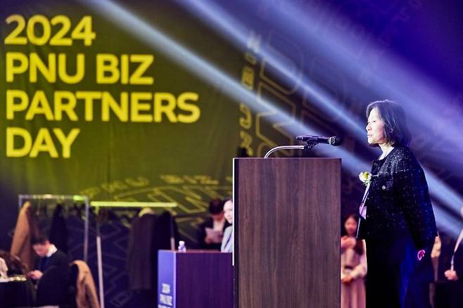 강정은 대표이사가 개회사를 하고 있다. 부산대 제공