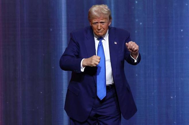 도널드 트럼프 미국 대통령 당선인이 5일(현지 시간) 폭스 네이션 선정 올해의 애국자 상 수상 연설을 마치고 춤을 추고 있다. 게티이미지연합뉴스