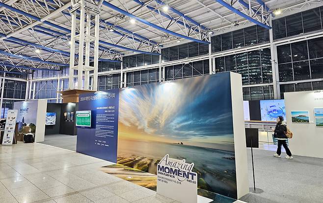 지난 2일 서울역 3층 대합실에서 열리고 있는 2024 대한민국 관광공모전 사진 전시회 '특별한 순간(Amazing Moment)'. /남강호 기자