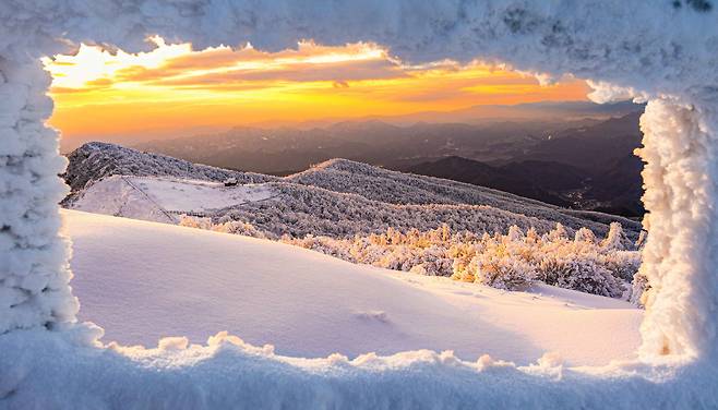 대한민국 관광공모전(사진부문) 디지털카메라 부문 '입선' 수상작 문제안 작가의 '2월 늦은 폭설이 만든 설경액자'. /한국관광공사