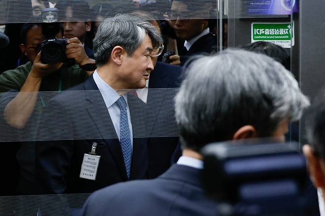 조태용 국가정보원장이 6일 오후 서울 여의도 국회에서 신성범 정보위원장 면담을 마친 후 승강기에 탑승하고 있다. /뉴스1