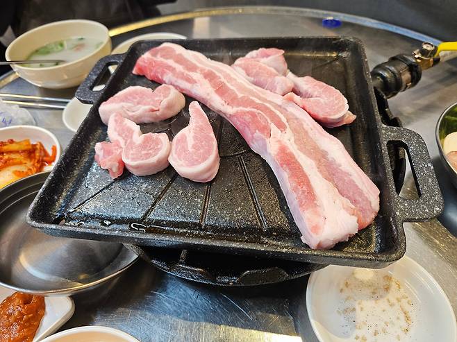 20240122_191157.jpg 2024년에 해장국 2800원, 한우초밥 7000원인 안양 식당