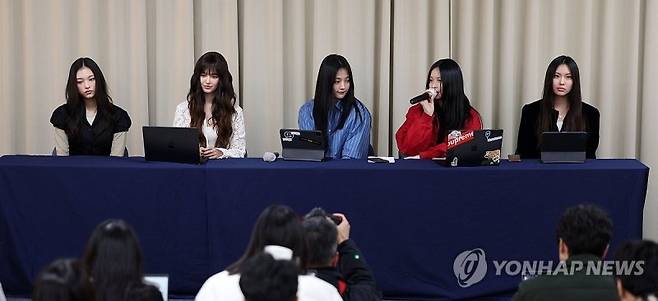 걸그룹 뉴진스가 지난달 28일 오후 서울 강남구에서 긴급 기자회견을 열고 인사말을 전하고 있다. 연합뉴스