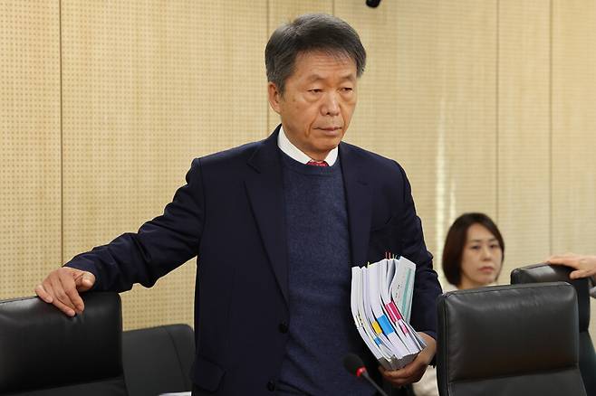 5일 오전 서울 중구 인권위에서 2024년 제23차 상임위원회가 열려 김용원 위원이 자리에 앉고 있다. 김영원 기자 forever@hani.co.kr