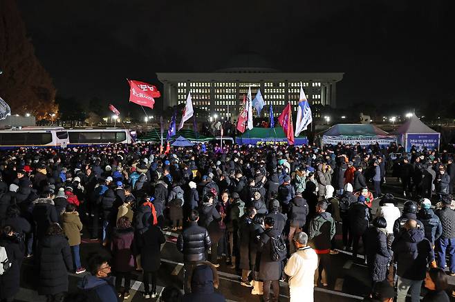 국회의 비상계엄 해체 요구 결의안이 가결된 2024년 12월4일 새벽 1시께 국회의사당 앞의 시민들이 자리를 뜨지 않고 모여 있다. 이종근 선임기자 root2@hani.co.kr