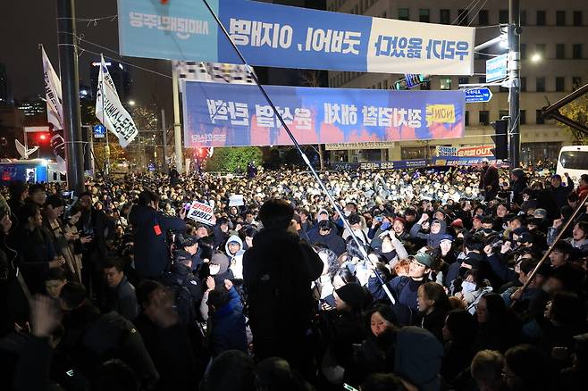 12월4일 자정께 국회의사당 앞에 시민들이 모여서 ‘계엄 해체’ 구호를 외치고 있다. 연합뉴스