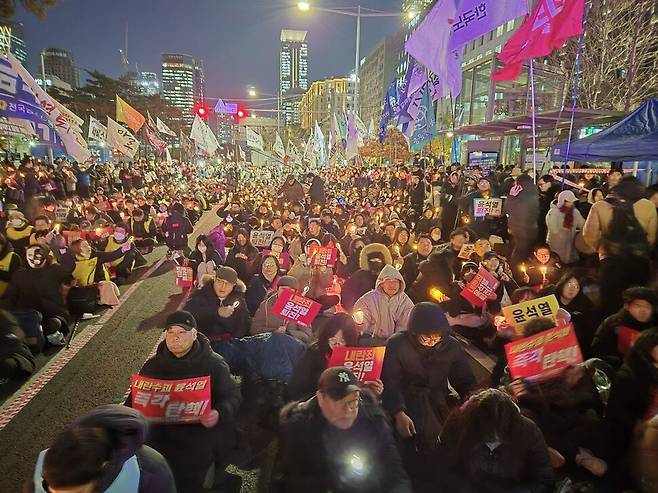 2024년 12월6일 서울 영등포구 여의도 국회의사당 앞에서 열린 윤 대통령 퇴진 촉구 집회에 시민 5만명(주최 측 추산)이 촛불과 손팻말을 들었다. 류우종 기자