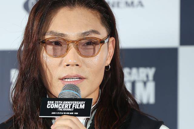 가수 김범수가 6일 오후 서울 광진구 롯데시네마 건대입구에서 열린 자신의 25주년 콘서트 실황을 담은 영화 ‘김범수 25주년 콘서트 필름: 여행’ 기자간담회에 참석해 취재진 질문에 답변하고 있다. 뉴스1