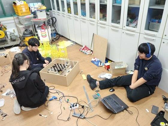 서군(헤드폰 장착)이 공학 관련 동아리에서 활동하는 모습. 사진 본인 제공