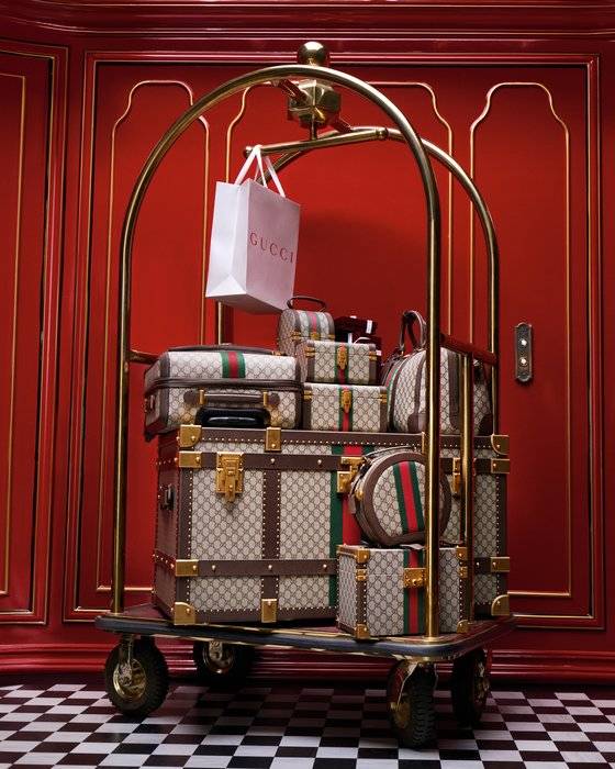 홀리데이를 맞아 선보인 구찌 기프트 캠페인. 창립자 구찌오 구찌의 서사가 담긴 런던 사보이 호텔을 배경으로 했다. [사진 구찌]